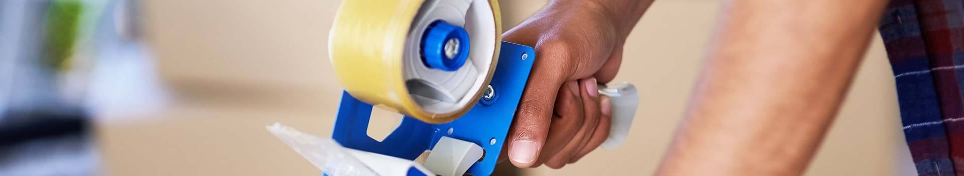 Embalaje eficiente con dispenser de cinta adhesiva de alta resistencia