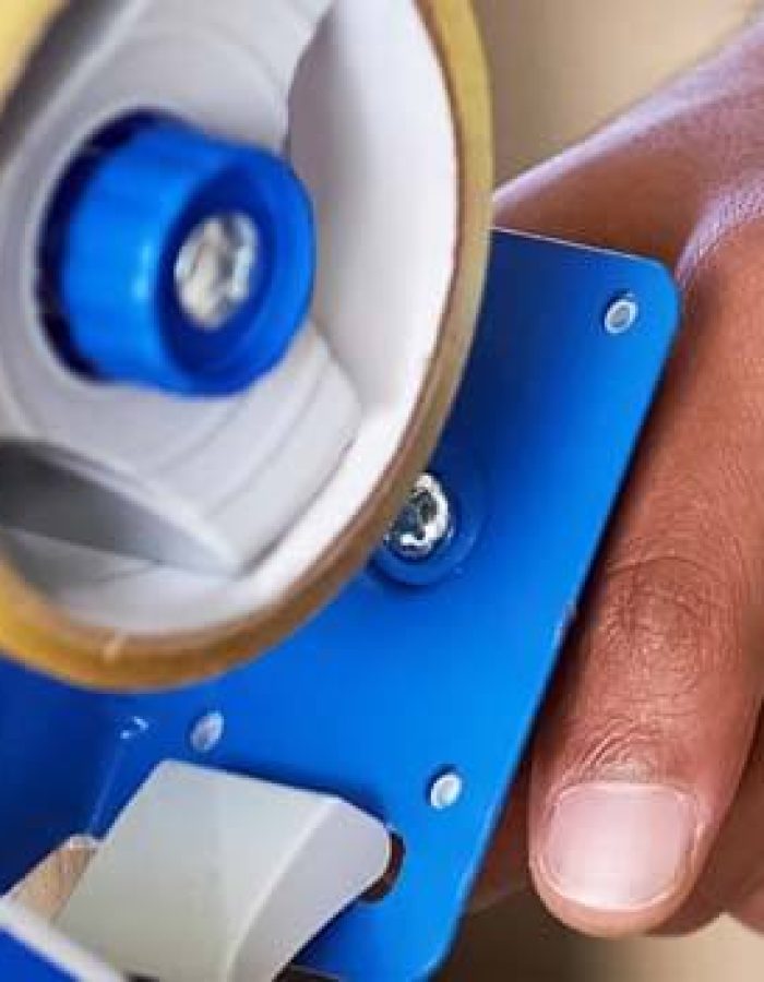 Embalaje eficiente con dispenser de cinta adhesiva de alta resistencia