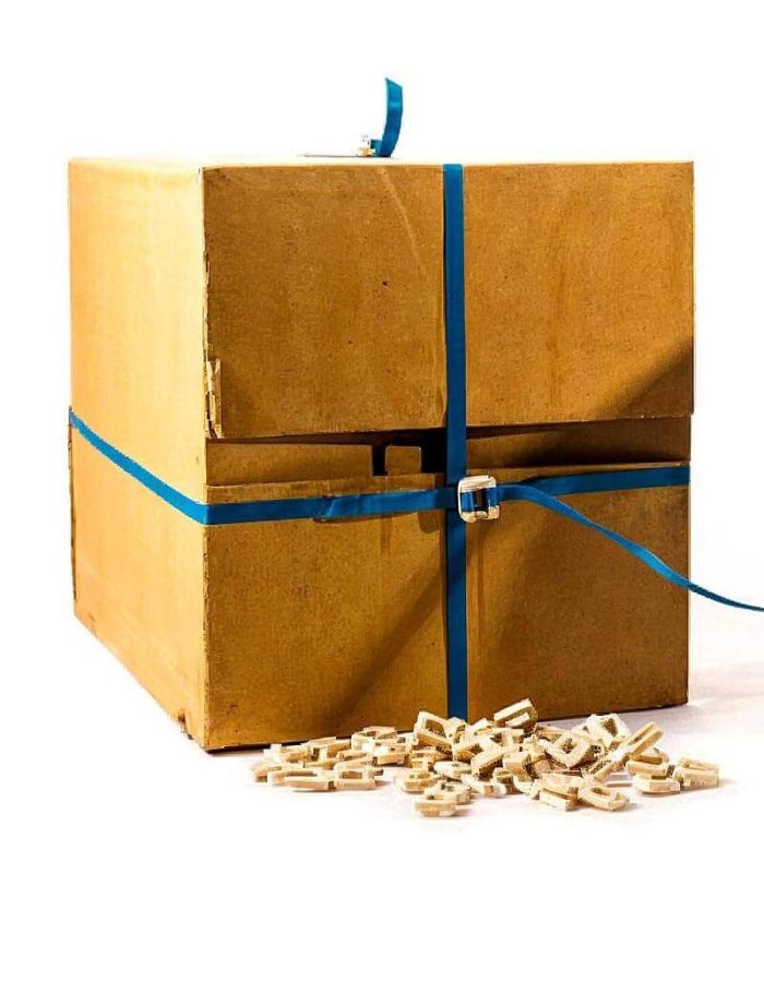 Caja con zuncho de plástico azul y broches de sujeción