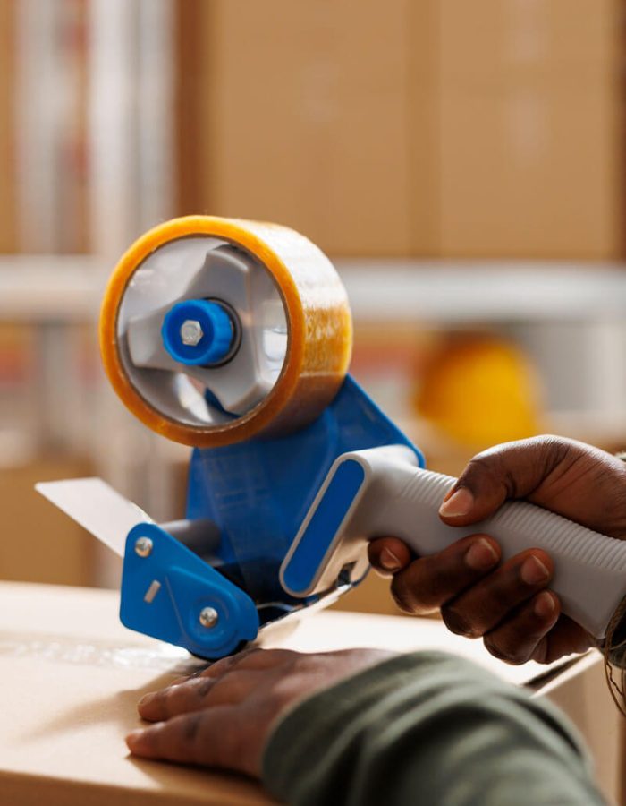 Dispensador de cinta adhesiva en acción en un almacén