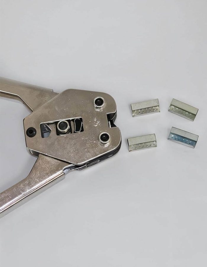 Herramienta para ajuste de zuncho con broches metálicos