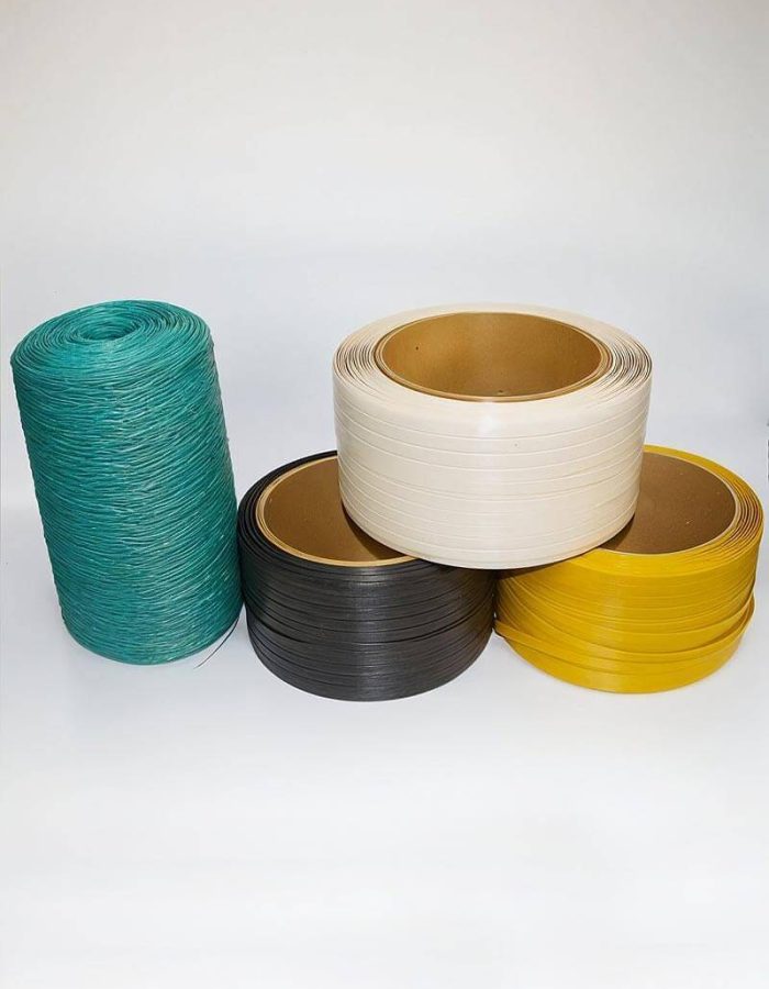 Variedad de zunchos plásticos y cuerda trenzada para embalaje