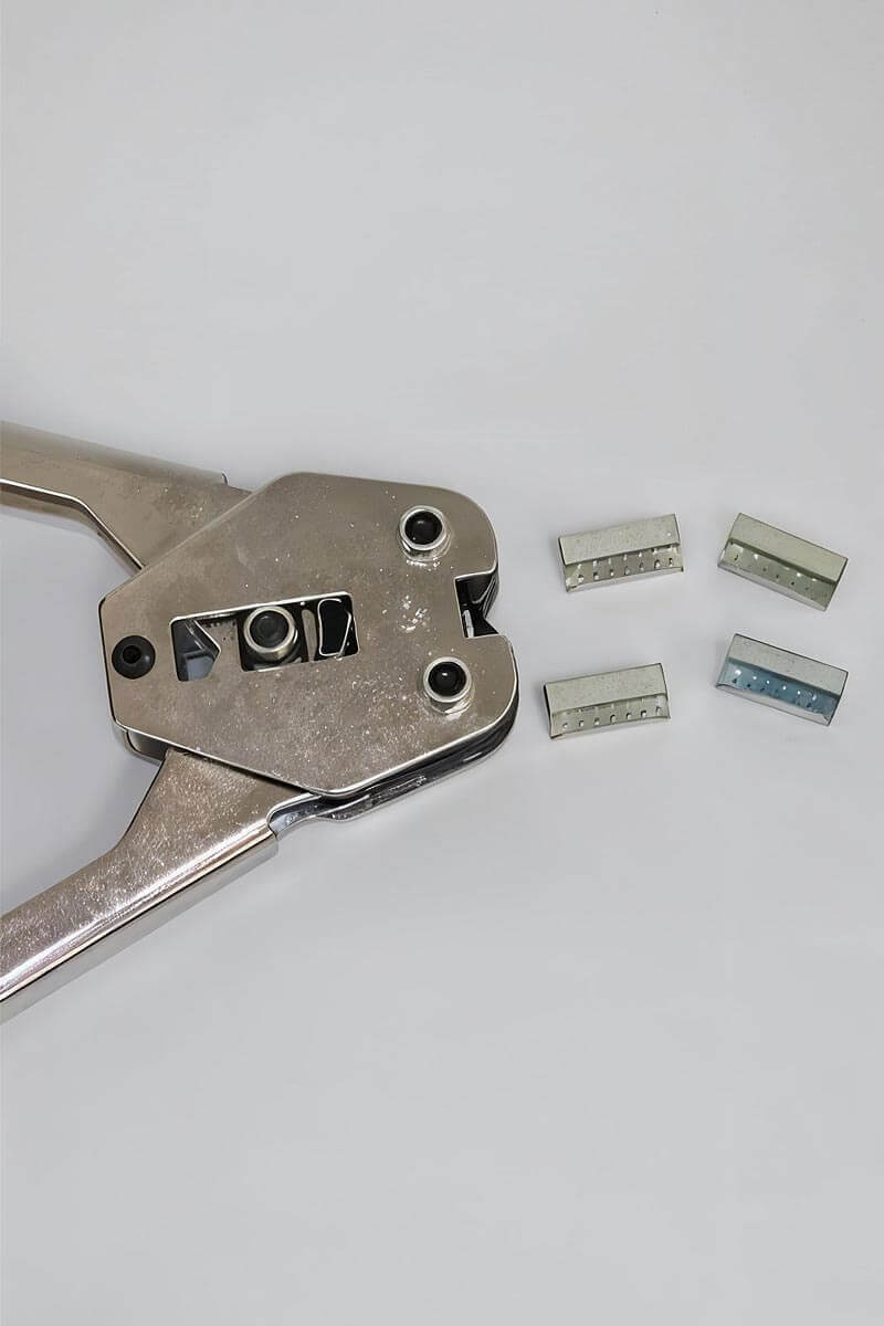 Herramienta para ajuste de zuncho con broches metálicos