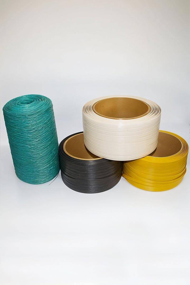 Variedad de zunchos plásticos y cuerda trenzada para embalaje